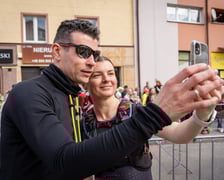 <p>Adrian Kostera pozuje do zdjęcia z kobietą w Sob&oacute;tce</p>