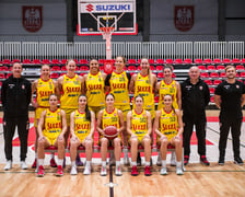 <p class="MsoNormal">Stoją od lewej: Krzysztof Wilkosz (asystent trenera), Martyna Pyka, Natalia Kurach, Schaquilla Nunn, Anna Wińkowska, Digna Strautmane, Robbi Ryan, Arkadiusz Rusin (pierwszy trener), Andrzej Lange (fizjoterapeuta).</p>
<p class="MsoNormal">Siedzą od lewej: Lovisa Hjern, Julia Koryzna, Aleksandra Mielnicka, Martyna Kozik, Agnieszka Skowron.</p>