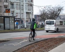 <p>Rowerzysta przy skrzyżowaniu Dubois z Pomorską</p>