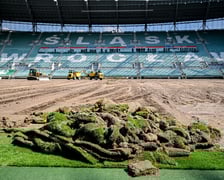 Wymiana murawy na stadionie Tarczyński Arena we Wrocławiu
