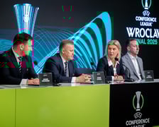 Od lewej: Łukasz Wachowski, Cezary Kulesza, Renata Granowska i Marcin Przychodny. Konferencja na stadionie, 28 kwietnia 2025 roku