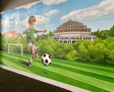 <p>Nowy mural na Tarczyński Arena Wrocław z okazji&nbsp;Finału Ligi Konferencji UEFA</p>