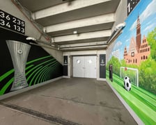 <p>Nowy mural na Tarczyński Arena Wrocław z okazji&nbsp;Finału Ligi Konferencji UEFA</p>