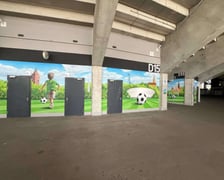 <p>Nowy mural na Tarczyński Arena Wrocław z okazji&nbsp;Finału Ligi Konferencji UEFA</p>