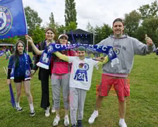 Kibice Chelsea Londyn w strefie kibica przy ul. Lotniczej przed finałem Ligi Konferencji