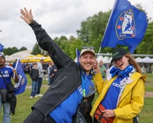 Kibice Chelsea Londyn w strefie kibica przy ul. Lotniczej przed finałem Ligi Konferencji