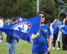 Kibice Chelsea Londyn w strefie kibica przy ul. Lotniczej przed finałem Ligi Konferencji