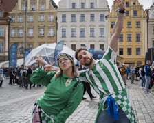 Kibice Realu Betis w strefie na Rynku kilka godzin przed finałem Ligi Konferencji