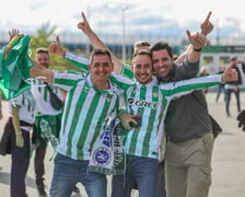 Finał Ligi Konferencji we Wrocławiu. Kibice Realu Betis i Chelsea pod stadionem