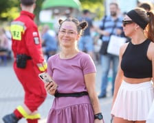 Przed PKO Nocnym Wrocław Półmaratonem. Zawodnicy i kibice na stadionie Olimpijskim