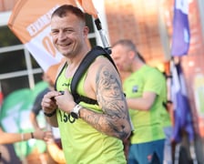 Przed PKO Nocnym Wrocław Półmaratonem. Zawodnicy i kibice na stadionie Olimpijskim