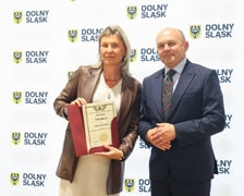 Renata Granowska, wiceprezydent Wrocławia i Wojciech Bochnak  wicemarszałek województwa dolnośląskiego podczas wręczenia dotacji, 26.08.2025 r.