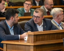 <p>XI Sesja Rady Miejskiej Wrocławia, 21.11.202. Radni Piotr Uhle i Mateusz Żak</p>