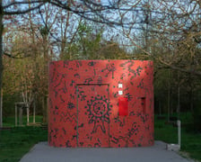 Toaleta - park Skowroni, koło placu zabaw, od strony szpitala klinicznego