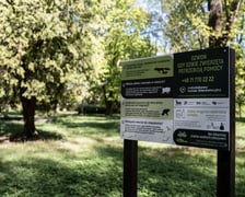 Tablica informacyjna w Parku Zachodnim z numerem interwencyjnym - 71 770 22 22.