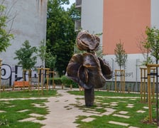 Nowy skwerek u zbiegu ulic Podchorążych i Sztabowej.