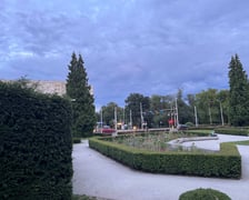 Zielony przystanek "Orla" idealnie dopełnia krajobraz okolicy