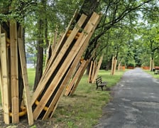 <p>Park Szczytnicki - zabezpieczenie zieleni przed pracami remontowymi, lipiec 2026</p>