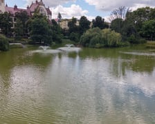 Staw z fontannami w Parku Tołpy.