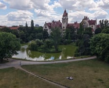 Widok na Park Tołpy i gmach Wydziału Architektury Politechniki Wrocławskiej z lotu ptaka.