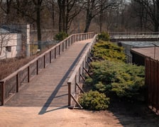<p>Kładka nad wybiegiem niedźwiedzi we wrocławskim zoo, zdjęcie z wiosny 2026</p>
