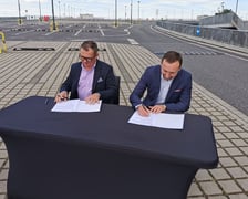 Podpisanie umowy z wykonawcą. Na parkingu wrocławskiego stadionu pod koniec 2022 roku pojawi się 1240 paneli fotowoltaicznych