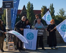 Konferencja prasowa ekologów, którzy zmienili we Wrocławiu oznakowanie Odry na żałobne