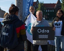 Konferencja prasowa ekologów, którzy zmienili we Wrocławiu oznakowanie Odry na żałobne