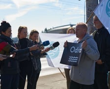 Konferencja prasowa ekologów, którzy zmienili we Wrocławiu oznakowanie Odry na żałobne