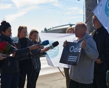 Konferencja prasowa ekologów, którzy zmienili we Wrocławiu oznakowanie Odry na żałobne