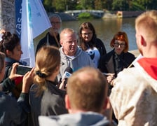 Konferencja prasowa ekologów, którzy zmienili we Wrocławiu oznakowanie Odry na żałobne