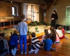 Na zdjęciu dzieci podczas ekologicznej lekcji w Muzeum Archeologicznym