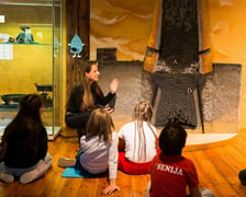 Na zdjęciu dzieci podczas ekologicznej lekcji w Muzeum Archeologicznym