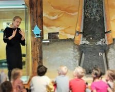 Na zdjęciu dzieci podczas ekologicznej lekcji w Muzeum Archeologicznym