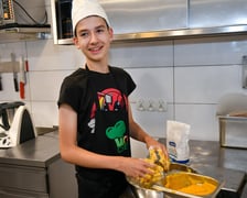 Na zdjęciu laureat konkursu WroCHEF Filip Barankiewicz i szef kuchni restauracji UMAMI Dumpling & Pasta Bar Dariusz Łaźniewski oraz specjał ?uczta dyniowo-grzybowa?