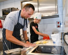 Na zdjęciu laureat konkursu WroCHEF Filip Barankiewicz i szef kuchni restauracji UMAMI Dumpling & Pasta Bar Dariusz Łaźniewski oraz specjał ?uczta dyniowo-grzybowa?