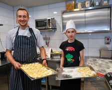 Na zdjęciu laureat konkursu WroCHEF Filip Barankiewicz i szef kuchni restauracji UMAMI Dumpling & Pasta Bar Dariusz Łaźniewski oraz specjał ?uczta dyniowo-grzybowa?