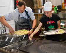 Na zdjęciu laureat konkursu WroCHEF Filip Barankiewicz i szef kuchni restauracji UMAMI Dumpling & Pasta Bar Dariusz Łaźniewski oraz specjał ?uczta dyniowo-grzybowa?