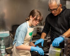 Na zdjęciu Maja Podgórska, laureatka konkursu WroCHEF, razem z szefem kuchni Restauracji AULA we Wrocławiu z potrawą stek z kalafiora w burgerze vege