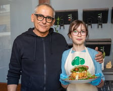 Na zdjęciu Maja Podgórska, laureatka konkursu WroCHEF, razem z szefem kuchni Restauracji AULA we Wrocławiu z potrawą stek z kalafiora w burgerze vege