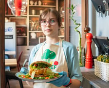 Na zdjęciu Maja Podgórska, laureatka konkursu WroCHEF, razem z szefem kuchni Restauracji AULA we Wrocławiu z potrawą stek z kalafiora w burgerze vege