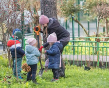 Na zdjęciu dzieci i wolontariusze firmy Develia podczas wspólnego sadzenia drzew i krzewów w Przedszkolu nr 82 we Wrocławiu