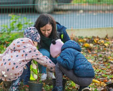 Na zdjęciu dzieci i wolontariusze firmy Develia podczas wspólnego sadzenia drzew i krzewów w Przedszkolu nr 82 we Wrocławiu