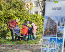 Na zdjęciu dzieci i wolontariusze firmy Develia podczas wspólnego sadzenia drzew i krzewów w Przedszkolu nr 82 we Wrocławiu