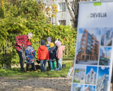 Na zdjęciu dzieci i wolontariusze firmy Develia podczas wspólnego sadzenia drzew i krzewów w Przedszkolu nr 82 we Wrocławiu