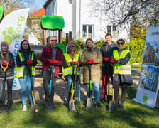 Na zdjęciu dzieci i wolontariusze firmy Develia podczas wspólnego sadzenia drzew i krzewów w Przedszkolu nr 82 we Wrocławiu