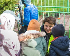 Na zdjęciu dzieci i wolontariusze firmy Develia podczas wspólnego sadzenia drzew i krzewów w Przedszkolu nr 82 we Wrocławiu