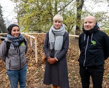 Na zdjęciu od lewej: Karolina Woldemichael-Cyganik, ogrodnik miejski obszaru Stare Miasto, Katarzyna Szymczak-Pomianowska, dyrektor Departamentu Zrównoważonego Rozwoju UMW, Jacek Mól, dyrektor ZZM we Wrocławiu