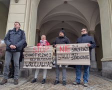 Protest w sprawie działki ze stawem przy stadionie