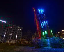 Na zdjęciu nowa iluminacja rzeźby ?Pociąg do nieba? na placu Strzegomskim we Wrocławiu